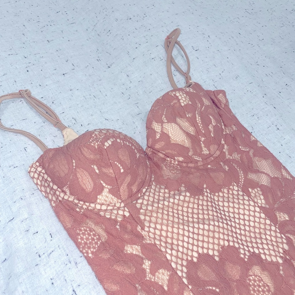 Dusty pink lace form fitting midi size small